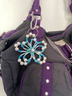 Bagcharm - Somrig och söt bagcharm eller nyckelring. På andra bilden ser man baksidan (det är limpistolslim i mitten så att man inte river sig på ståltråden) 