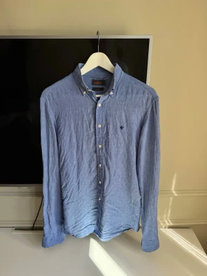 Blå linneskjorta från Morris - Snygg blå skjorta från Morris i 100% linne. 