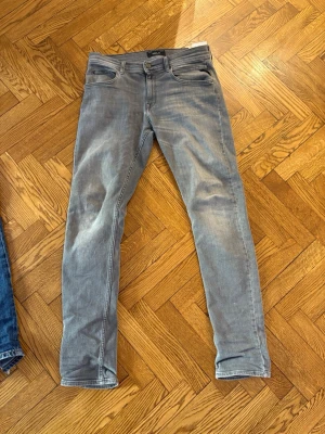 Jeans Paket - Säljer 3 par jeans i ett paket! 	•	2 par Replay (Subjey – ljusblå, Wallys – ljusgrå) 	•	1 par Nudie Jeans (Lean Dean, Mörkblå, W30/L32)  Alla passar mig som är 180 cm / 70 kg.  Skick: 	•	Nudie: Lagat hål + något klippta längst ner (se bild 4–5) 	•	Replay Subjey: Litet lagat hål (se bild 6) 	•	Replay Wallys: Bra skick  Säljes tillsammans, men kan även köpas enskilt (högre pris per par då 😇)