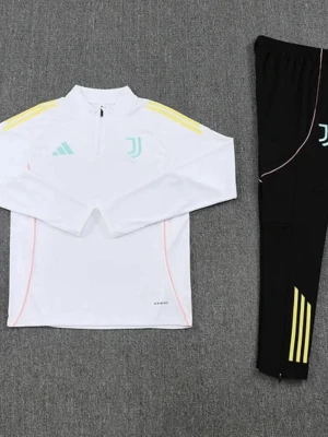 Juventus träningsset från Adidas - Juventus träningsset från Adidas med vit långärmad tröja med halv dragkedja, gula detaljer på axlarna och ljusblå loggor. Svarta byxor med gula ränder och Juventus-logga. Perfekt för fotbollsträning eller gymmet.