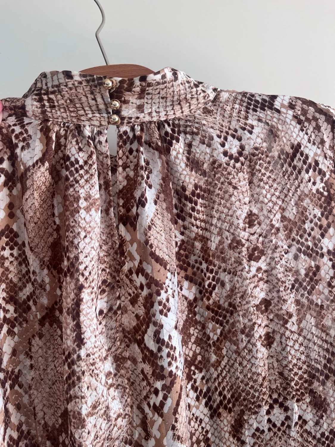 Brun ormönstrad blus  - 1