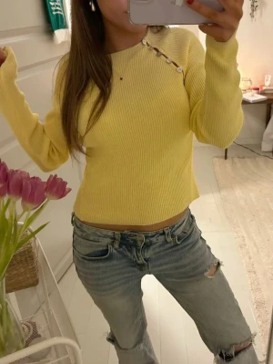 Gul tröja med knappar - Säljer denna fantastiska gula tröja från Zara med så snygga knapp detaljer. ❣️ Tröjan är i fint skick, säljer då jag inte tycker den passar mig 🥹 Så unik och mycket eftertraktad därav priset 😇