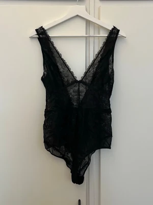 Body - Säljer denna super snygga spets bodyn ifrån & Other stories i storlek 38. Jätte snygg och sitter som en smäck men får tyvärr inte användning av den därav säljer jag den! Helt oanvänd endast testad! Prislappen är kvar🌸