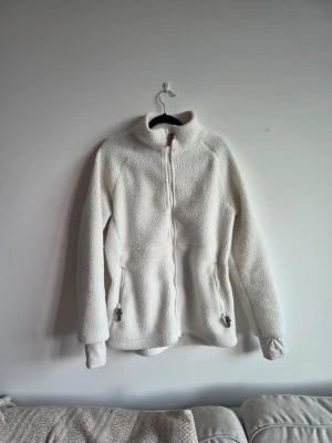 Vit teddyjacka från Strobva - Mysig vit fleecejacka från Strobea i storlek M