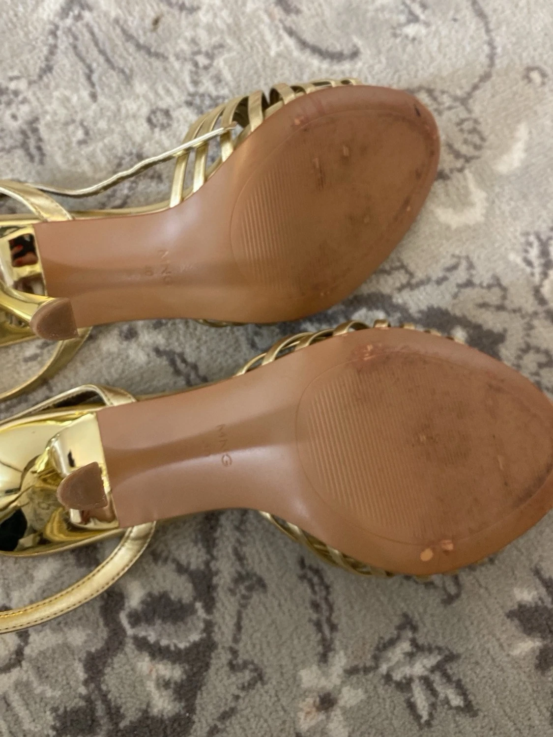 Guldiga pumps med knut från Mango - 2
