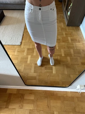 Vit jeanskjol från Gant - Snygg vit, klassisk jeanskjol från gant med slits bak. Använd endast ett par gånger. Inte genomskinlig. 