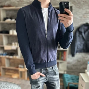 Gran Sasso mockacardigan - Bra skick, tröjan har hål vid ärmslutet och samma arm är uppsydd ! Passar dig som är mellan 175-185cm ungefär. Nypris ca 5000kr. Modellen är 185 cm, 75kg. Passar bra nu till våren! Skriv för mer information!🤝