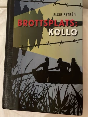 Brottsplats: Kollo av Elsie Petrén - Ungdomsbok, lättläst. Den är inplastad och har kvar klistermärken från biblioteket eftersom den köptes när de rensade böcker🤗