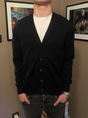 mörkblå Kofta  -  Bra skick utan defekter. Tillverkad i Spanien, står ingen storlek på tröjan men passar M/S skriv för mer frågor om du undrar någonting