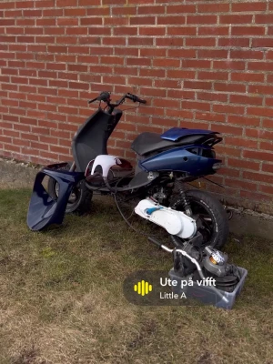  Viva City 2006 klass 2 - Viva City från 2006. Mopeden har svart sadel och vissa delar demonterade, bland annat motorn och kåpor. Perfekt för dig som vill bygga eller fixa en egen moppe. Nyckel medföljer. Hämtas utanför Landskrona i Skåne. Säljer inte delar separat. Pris går att diskutera emot upphämtning av moppen. Skriv om du har nån fråga 