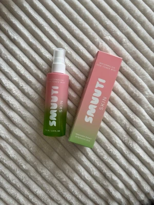 Smuuti Skin Watermelon Dew Toner - Fräsch toner mist från Smuut Skin med vattenmelonextrakt och hyaluronsyra. Flaskan är i plast med en snygg rosa till grön ombre och har spraymunstycke. Innehåller 100 ml och ger huden en återfuktande boost. Perfekt att ha i väskan för en snabb uppfräschning. Såklart är den helt oanvänd och säljs för ungefär 70%-80% av original priset.