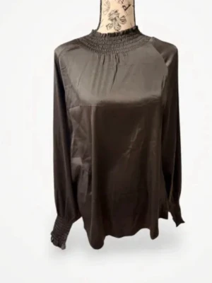 Mörkbrun satängblus med hög krage - Stilren mörkbrun blus i glansigt satängmaterial med hög smockad krage och långa ärmar med smockade muddar. Rak passform och dekorativa band framtill som kan knytas eller hänga löst. Perfekt för en trendig och elegant look.