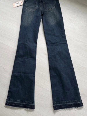 No Waist Bootcut Jeans - Helt nya och oanvända jeans från Nelly. Storlek 32. Skriv om ni undrar något 🥰