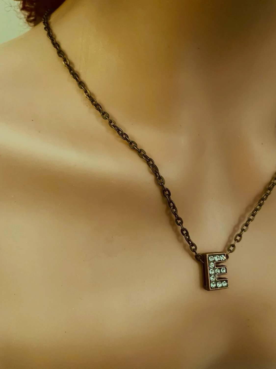 By prisförslag- Halsband med bokstav E och pärlor - 2