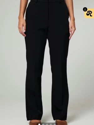 Svarta kostymbyxor med raka ben - Snygga svarta kostymbyxor med raka ben och hög midja . Jag är 167 och dom är perfekt långa. Modell Vilma nypris 499kr