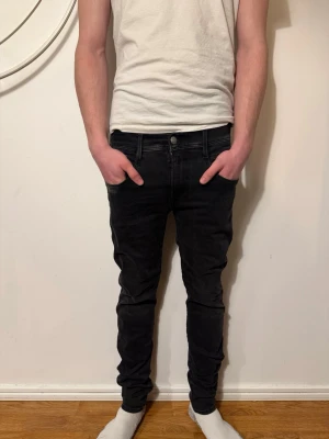 Svarta slim jeans från Jack & Jones - Säljer ett par svarta slim jeans från Jack & Jones med klassisk femficksdesign och dragkedjegylf. Jeansenär i storlek w30 l32 och har en nice passform och är tillverkade i stretchigt bomullsmaterial för extra komfort. Perfekta för en avslappnad och trendig look. Pris kan diskuteras✅