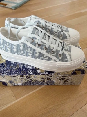 Dior walk skor - Inköpt i hemsidan digital kvitto kvar ☺️ kan mötas i Stockholm . True to size . 