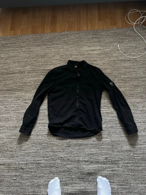 Cp company overshirt  - Fint skick 100% autentisk har även bevis på att cp company har skickat mail om äktheten ny pris på över 4000kr men jag använder den inte så jag säljer den