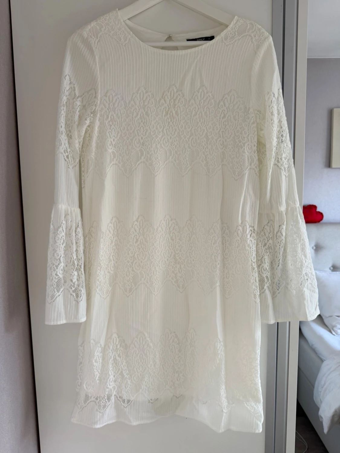 Vit spetsklänning från ONLY
