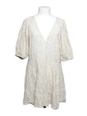 blommig sommarklänning  - Supersöt kortklänning i ljus färg med diskret blommigt mönster. Klänningen har puffiga halvlånga ärmar och djup v-ringning framtill. Perfekt för midsommar och sommaren. Köpt secondhand men har aldrig använt själv pga att den är tyvärr för kort🥹❣️
