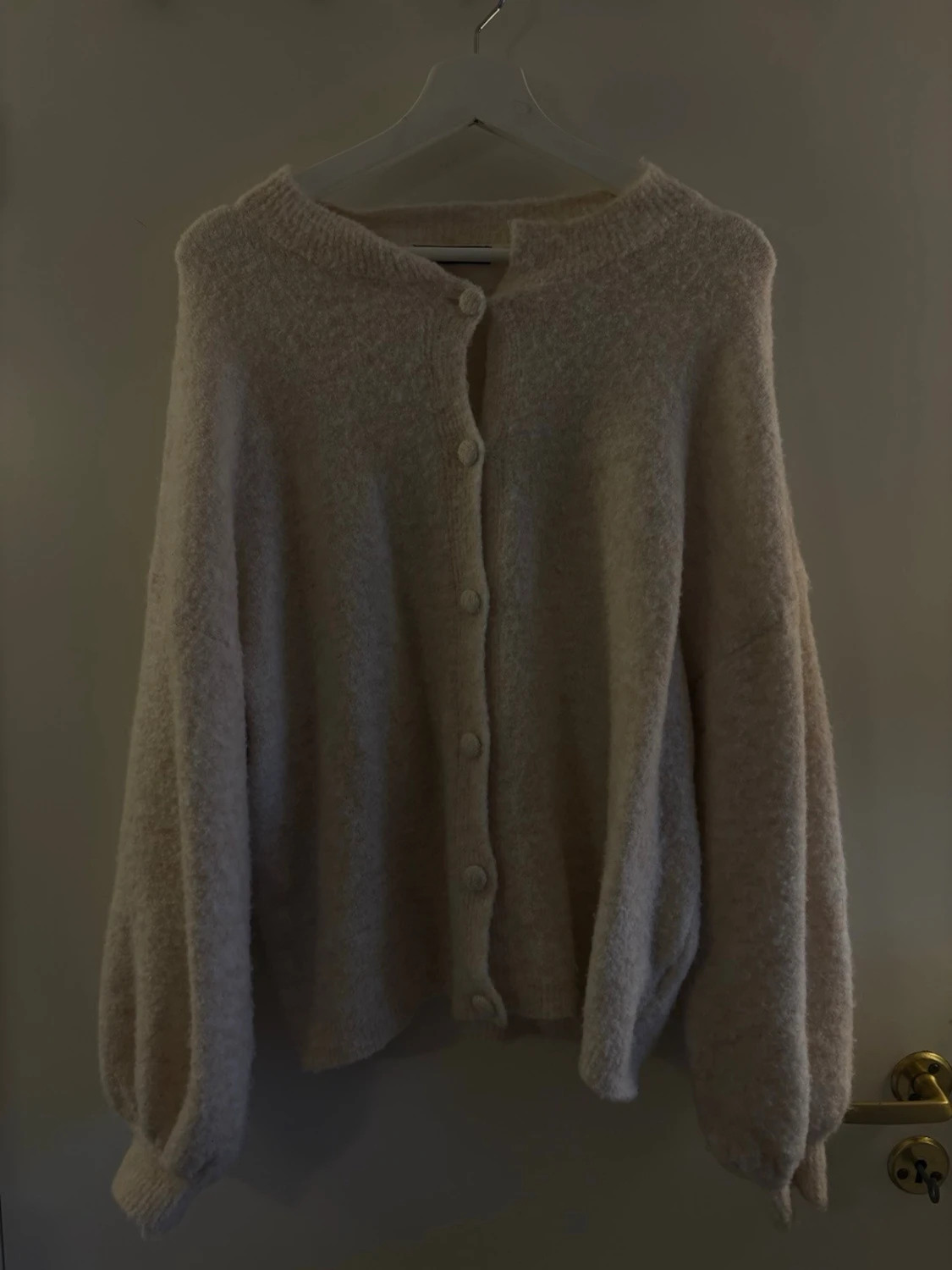 Beige fluffig kofta med knappar