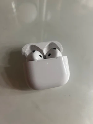 Apple AirPods 4 (ANC) - Säljer Apple AirPods 4 (ANC) som jag fick i present på nyår/jul. Mina föräldrar köpte de i nyskick via Marketplace. Mycket bra skick utan repor, endast ett litet streck. Ljud och anslutning fungerar perfekt. Brusreducering/lyssningsläge upplevs som svagt eller fungerar inte som förväntat, oklart om fel och varför/hur. Garanti finns (visas olika datum). Säljs då de inte används. Pris kan diskuteras pga fel på brusreducering/lyssningsläge. 
