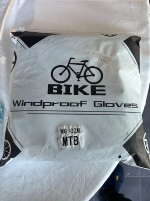 Svarta vindavvisande cykelhandskar - Säljer ett par svarta vindavvisande handskar för cykling, perfekta för MTB. Handskarna är tillverkade i syntetmaterial och har en stilren design utan mönster. Passar dig som vill ha funktionella handskar till cykelturen.