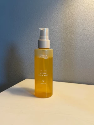 Sunny Stories Hydra Face Mist - Säljer en face tanning mist från Sunny Stories. Perfekt för en naturlig solbränna i ansiktet. En lätt mist som snabbt absorberas upp av huden utan att kännas. Köptes i april💗
