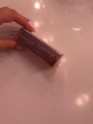Hickap Glow Stick Highlighter - Highlighter från hickap i färgen golden pearl, helt oanvänd. Bara öppnad för att se färgen. 