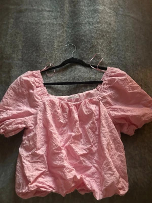 Rosa topp - Super söt rosa topp, storlek S. Använd fåtal gånger men kommer tyvärr inte till användning längre! ☺️💕