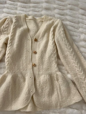 Stickad kofta - Säljer denna stickade kofta i storlek S.Aldrig använd, nyskick. Vid intresse är det bara att höra av sig💕