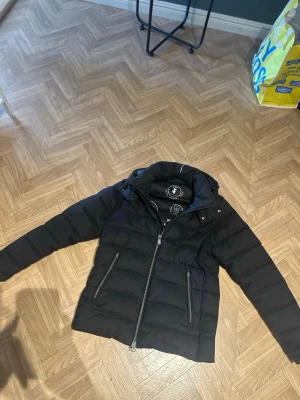 save the duck dun jacka - säljer min gamla dunjacka från save the duck då jag inte använder längre eftersom ja köpt en ny jackans skick är nästans som ny inte ett ända fdl med den jackan är köpt i season affären i jönköping a6 och kostade 4200kr som visas på bilden om intresseeaz kan priset diskuteras vid snabb affär kan skicka med påsen som ja fick i affären men själva kvittot är borta pg av min lillebrorsa 