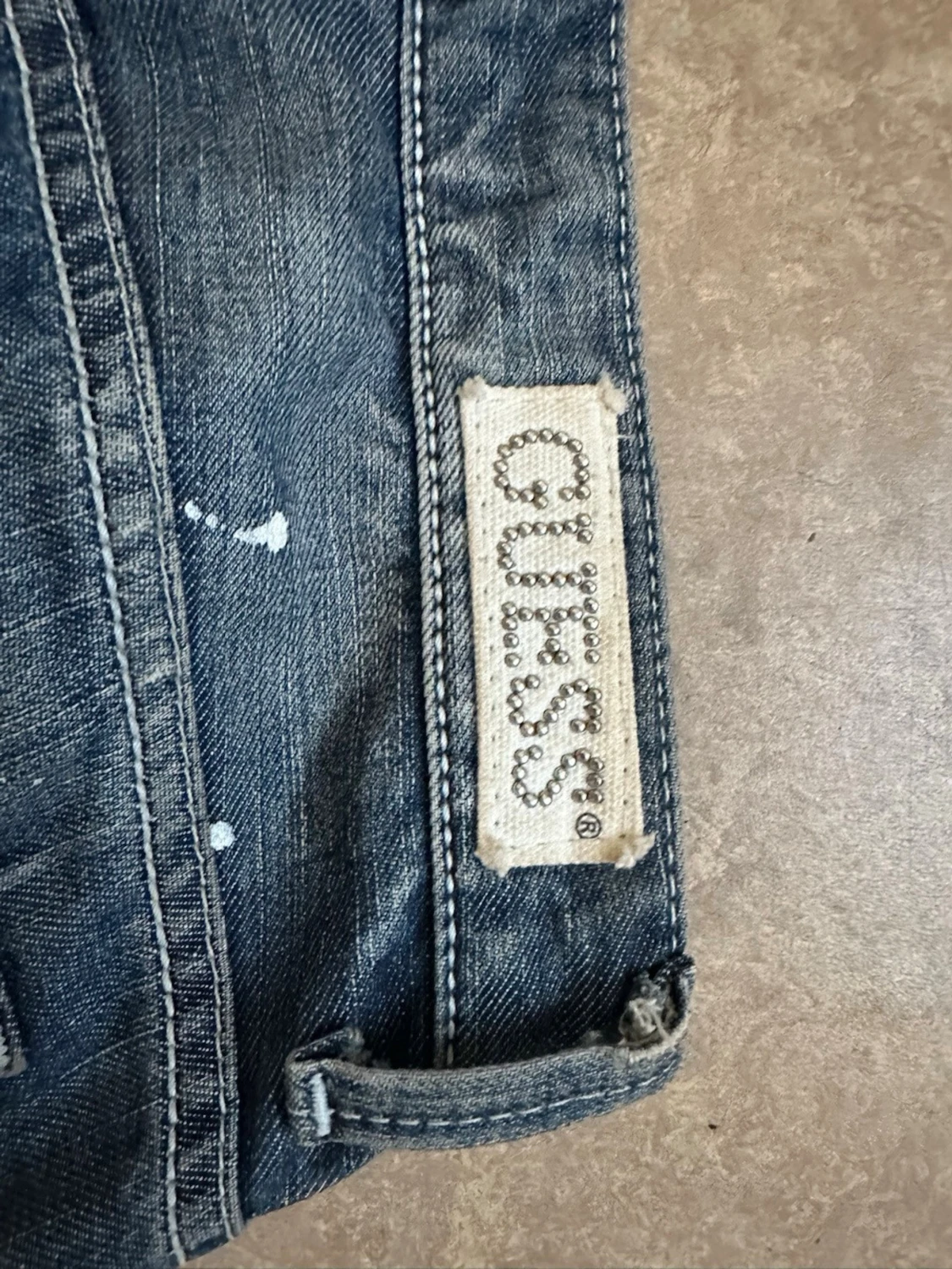 Blå slitna bootcut jeans från Guess. Skicka gärna prisförslag som ni tycker är rättvist så kan vi fixa något 🩷 - 2