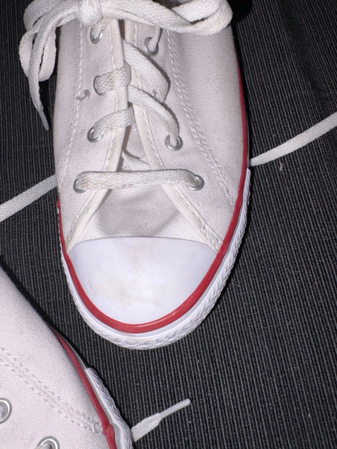 Vita Converse sneakers med röd kant - 3