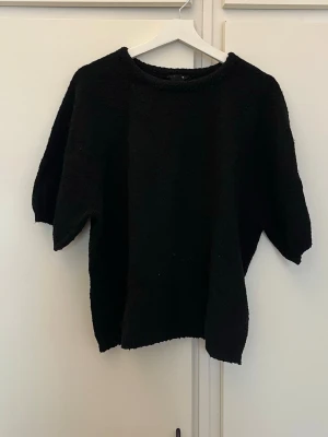 Stickad tröja  - Super fin stickad t-shirt i storlek XL ifrån Lindex. Endast använd ett fåtal gånger därav bra skick💞