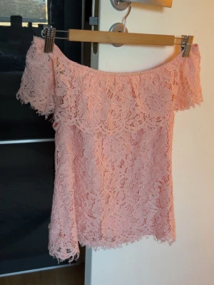 Offshoulder topp - Superfin aprikos färgad offshoulder topp med volang, kommer inte till användning💕💕 finaste färgen till sommaren!! Inga defekter