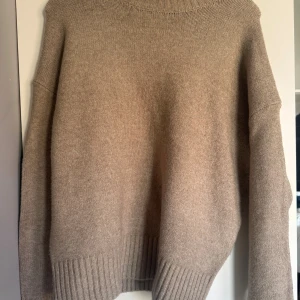 stickad tröja med krage upp till -  säljer den här fina stickadetröjan från amisu I storlek 38 säljare på grund av att det inte kommer till användning använda en gång annars som ny!