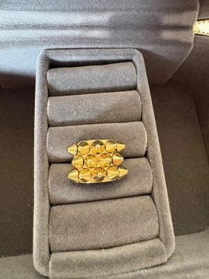 Guldfärgad Edblad ring med mönster - Cool ring från Edblad i guldfärgad metall med geometriskt mönster och spetsiga detaljer. Ringen har en unik design med flera cirklar och konformade former som ger ett edgy och trendigt uttryck. Perfekt för dig som gillar statement-smycken.