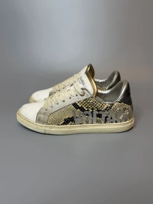 Zadig & Voltaire Skor - ‼️VI TAR EJ BYTEN‼️ Zadig & Voltaire sneakers | Skick: 7.5/10 | Storlek 37 EU | ingår enbart skorna vid köp! | Fraktar inom 24H efter köp på köparens bekostnad 📦💨 | Hör av dig vid minsta fråga eller fundering 💭 