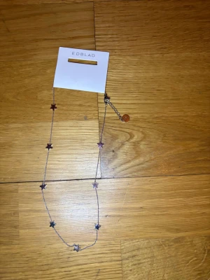 Edblad stjärnor halsband silver - ”Sirius Necklace Multi Silver” Diameter 7 mm, kedjans justerbara längd 42-45 cm Blankt rostfritt stål Nickelsäkert Vattentålig. Artikelnummer: 124411. Nu med prislapp