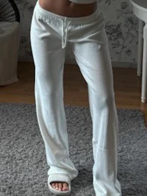 Lågmidjade ”Linne” liknande byxor  - Lågmidjade vita sommar byxor. Storlek XS. Passar XS-S och mig som är 165. Första bilden är tjejen 170 och bär S storleken. Har inte bild när jag har dom på.