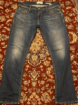 Blå jeans från Replay - Säljer ett par klassiska blå jeans från Replay med raka ben och snygga slitningar framtill.  Använda max 3 gånger. Skriv för frågor. Straight fit/regular fit, KAN DISKUTERA PRIS