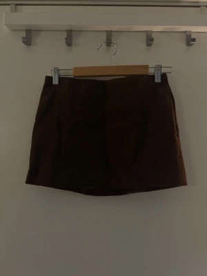 Mini kjol - Mini kjol i brunt från Zara. Super söt och unik färg! Hör av dig om du har några frågor! 💗🫶🏼