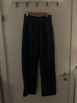 Mjukisbyxor - Mörkblåa mjukisbyxor med fram och bakfickor. Hör av dig om du har några frågor! 💗🫶🏼