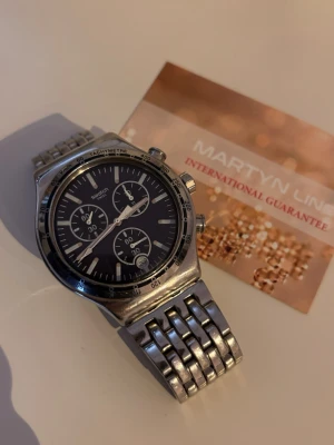 Elegant original Swatch DRESS MY WRIST (YVS445G) klocka  - Stilren och exklusiv Swatch Swiss klocka i metall 🖤   Köpt från original hemsida (Martyn Line)  📌 100% original   📌 Mycket fint skick   📌 Fungerar perfekt     💎 Perfekt både till vardag och fest    Justerbar storlek – extra länkar ingår Små repor på glaset finns  En riktigt snygg klocka – först till kvarn!