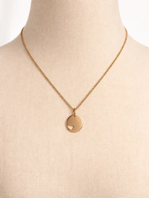 Guldfärgat halsband med hjärthänge - Snyggt guldfärgat halsband med en tunn kedja och ett runt hänge med ett litet utskuret hjärta. Perfekt för dig som gillar enkla men personliga smycken. Passar till många olika stilar och är lätt att matcha med andra accessoarer.