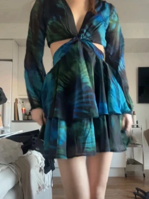 Cut out klänning - Mönstrad klänning från NA-KD, endast testad!🩵Jag är 178 för referens! 