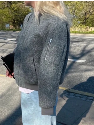 Grå teddyjacka med dragkedja - Säljer en grå teddyjacka från hm i storlek xs i superfint skick!