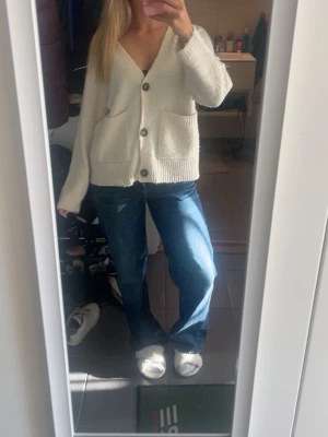 Blå raka jeans med vintagekänsla från Zara - Säljer ett par klassiska blå jeans med rak passform. Jeansen har normal midja, fem fickor och stängs med dragkedja och knapp. Perfekta för en avslappnad och trendig look.