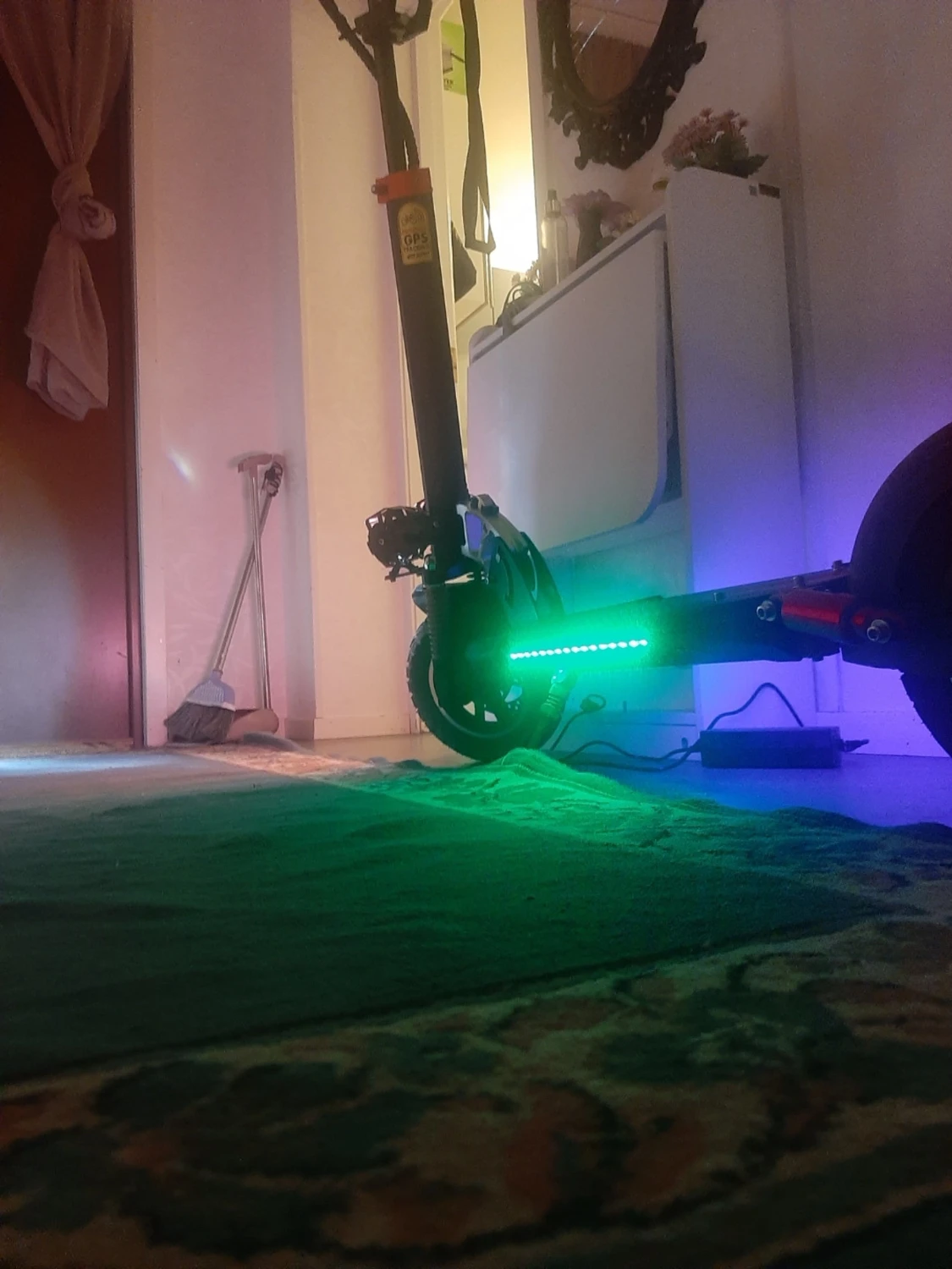 Svart och röd el-scooter med sadel - 4